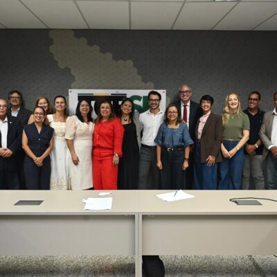 Participantes da reunião do Pacto pela Educação Sergipana no Tribunal de Contas do Estado de Sergipe