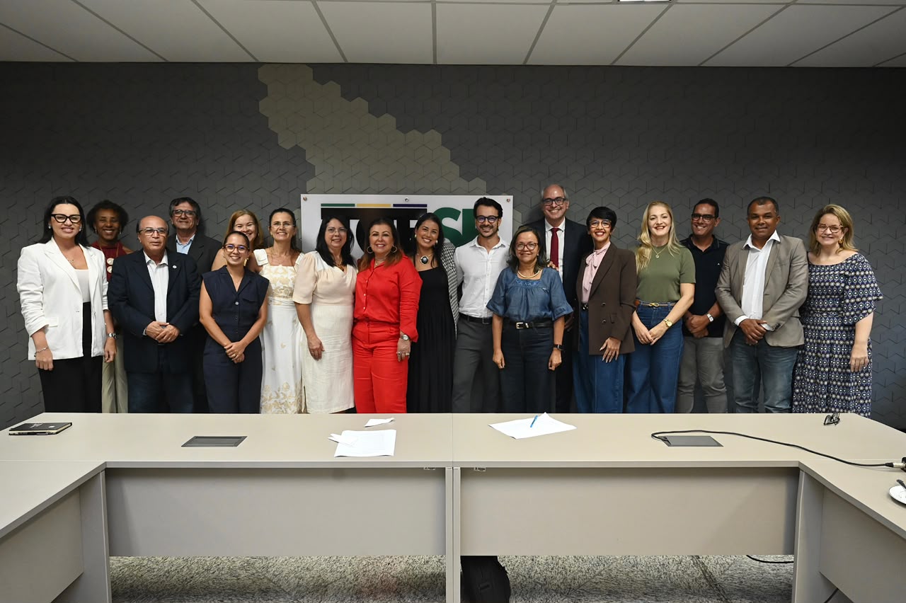 Participantes da reunião do Pacto pela Educação Sergipana no Tribunal de Contas do Estado de Sergipe