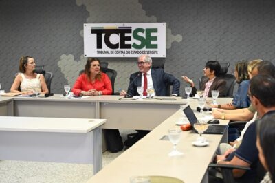 Mesa da reunião do Pacto pela Educação Sergipana no TCE/SE